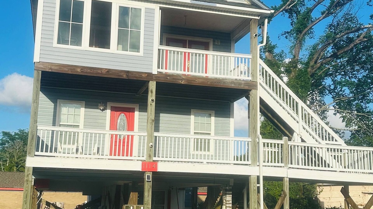 Wilmington House | Downtown duplex on stilts.