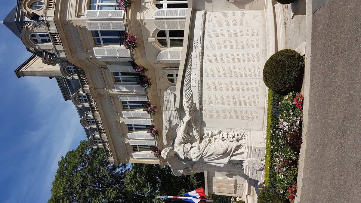 Epernay Apartment | Downtown Épernay studio with private jacuzzi