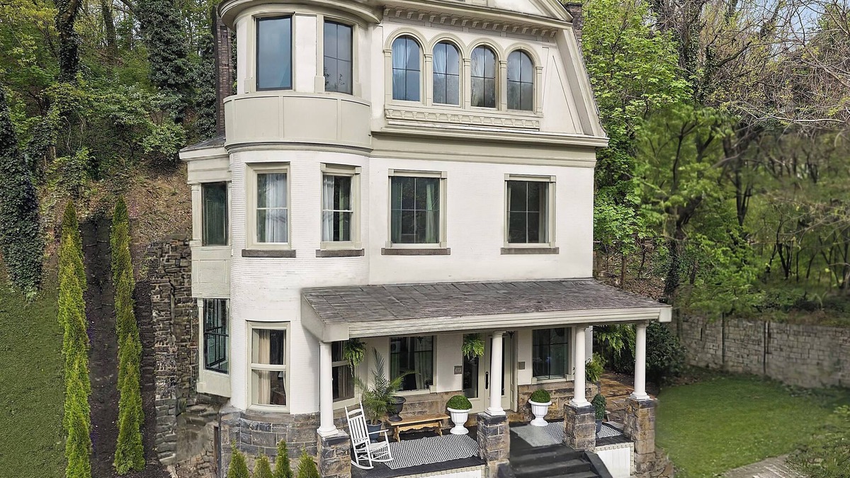 Oakland House | Downtown Estate! Can sleep up to 24!