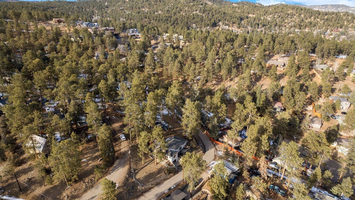 Kerr Gulch House | Downtown Evergreen & 10miles to Red Rocks Amphitheatren equipped for long stays
