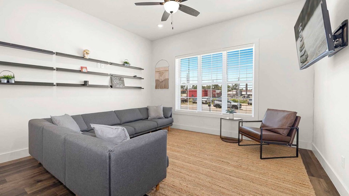 Rogers House | Downtown Flash-1/2 mi to Rogers Square-Sleeps 12!