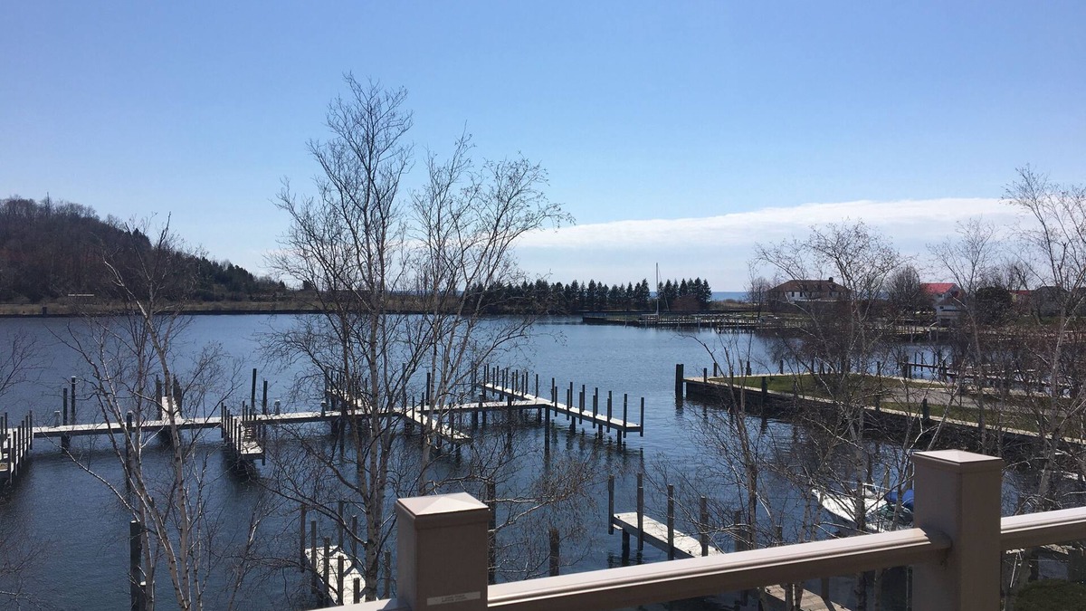 Frankfort Condo | Downtown Frankfort-Open YR Round-3BR near Storm Cloud Brewery & Crystal Mountain