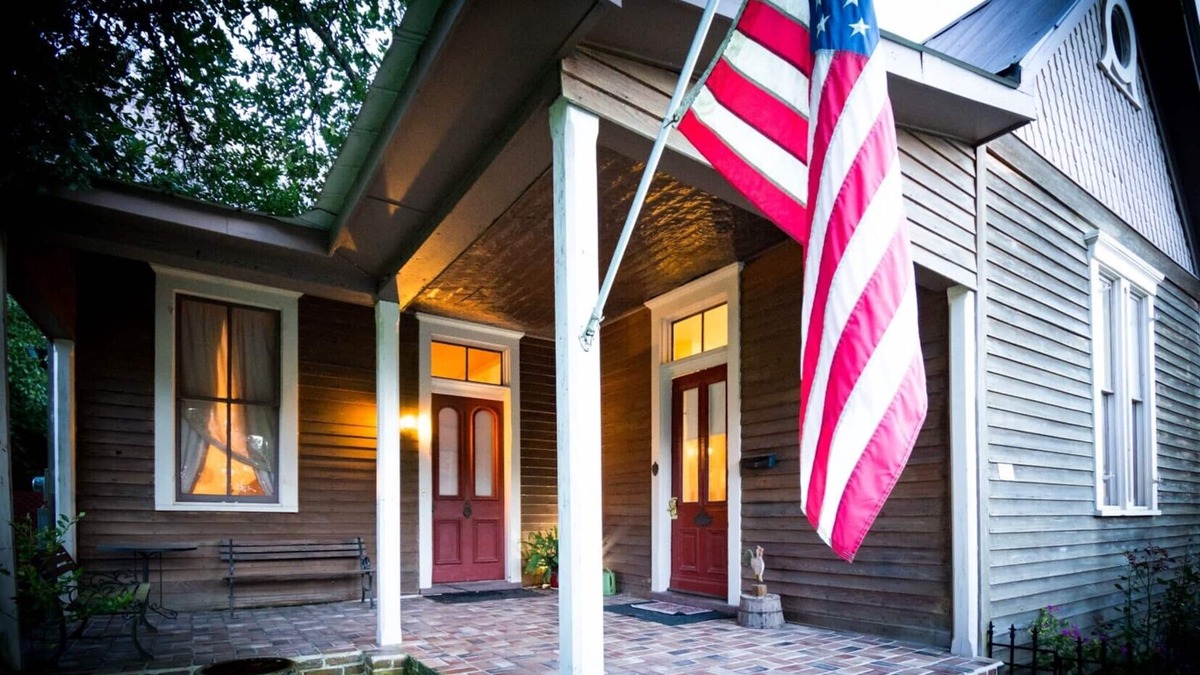 Natchez Cottage | Downtown, Free wine, Courtyard, Porches, 1885, Keyless, Private