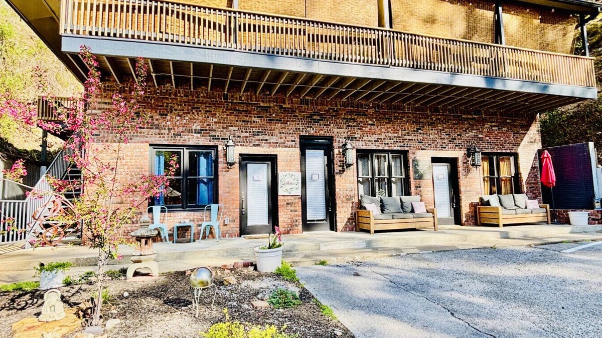 Eureka Springs Historic District Apartment | Downtown+FreePark+Wifi Main St. Ste 202