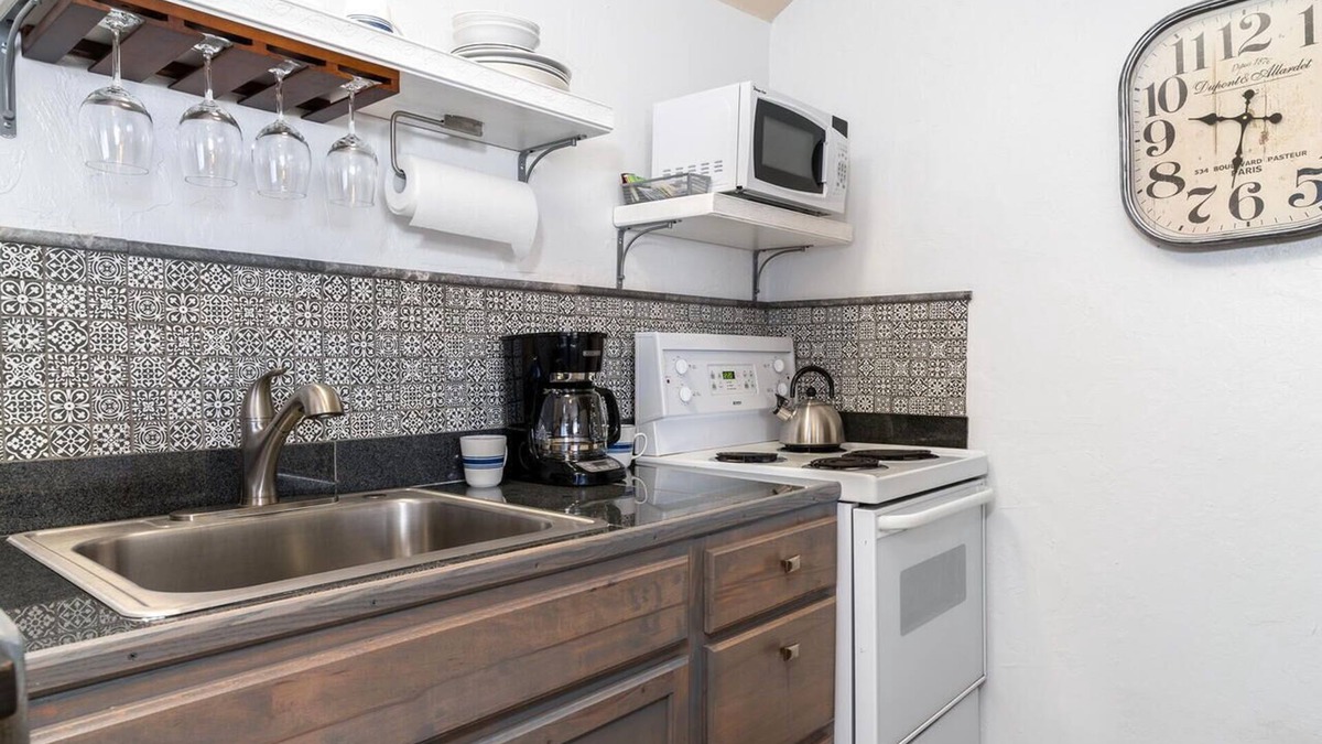 Northeast Reno Apartment | Downtown Gem In Reno with garage and backyard