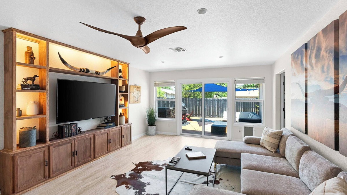 Georgetown House | Downtown Georgetown Retreat for the family or entertaining. Pet-Friendly!