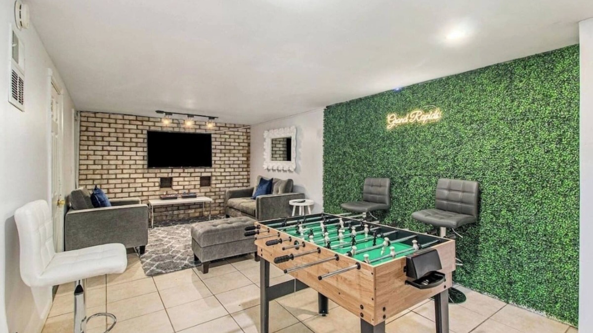 Grand Rapids House | Downtown GR Gem-Gameroom- Huge Backyard- Sleeps 16