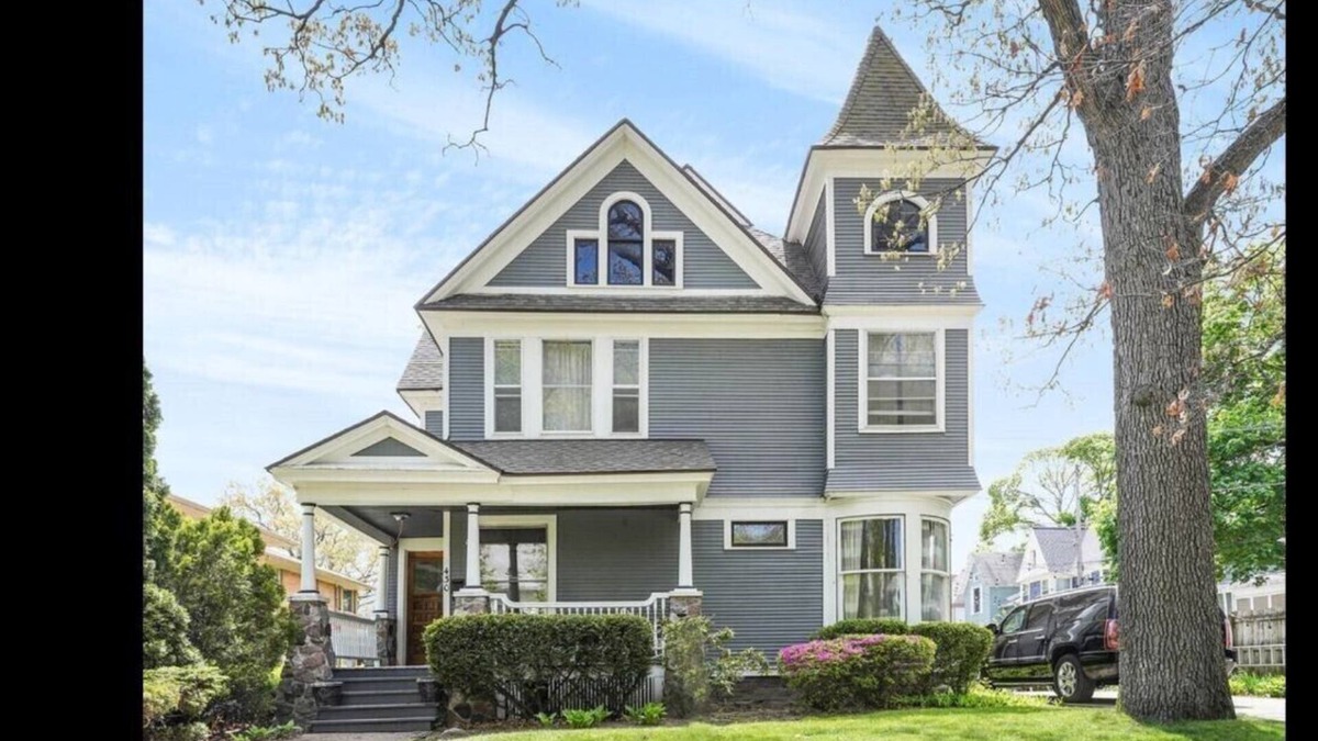 Grand Rapids House | Downtown Grand Rapids 2nd Floor Unit 3Beds 3Baths Ensuite Heritage Hill Home