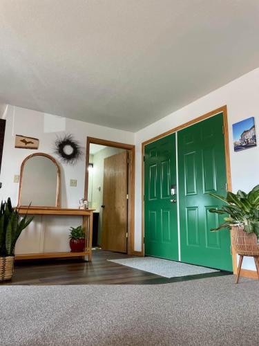 Ironwood House | Downtown Green Room at Villages on Aurora