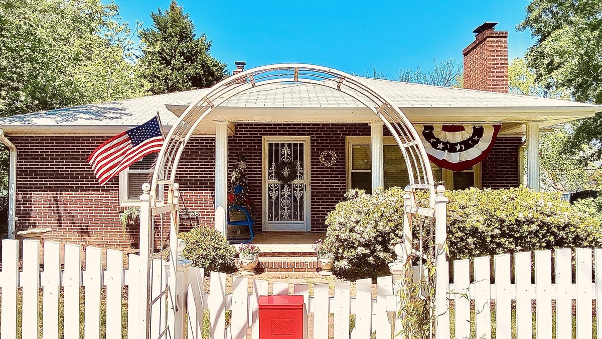 Greer Cottage | Downtown Greer Cottage ⭐️ Walk to downtown!