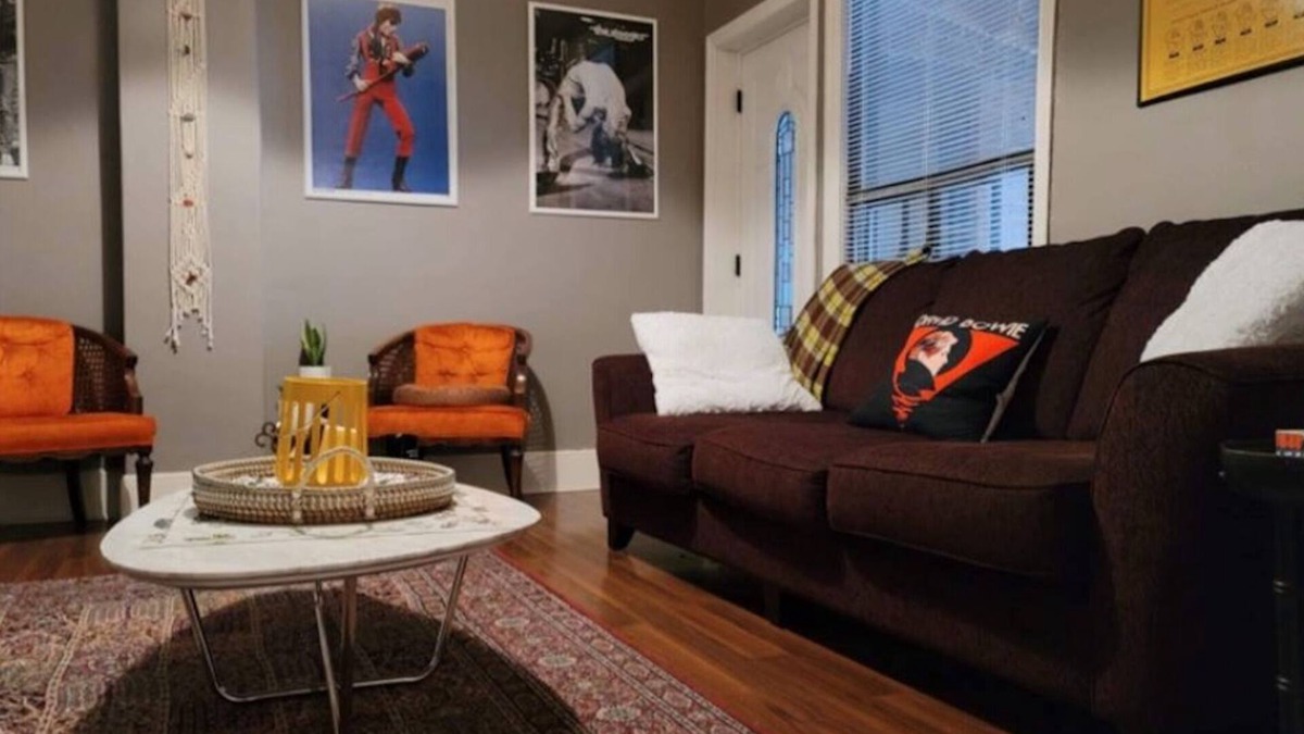 Beasley Apartment | Downtown Hamilton urban oasis. Close to all major bus routes, shops & eateries.