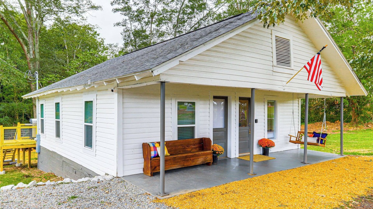 Heflin Cottage | Downtown Heflin Cottage w/Deck & Fire Pit!