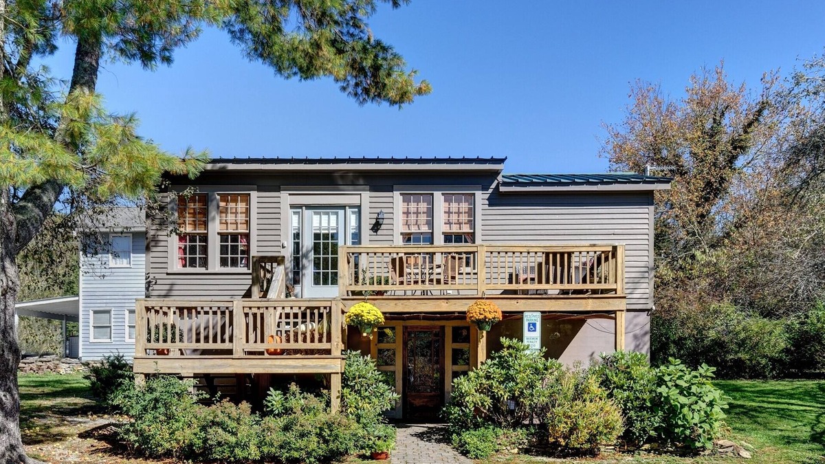 Highlands Apartment | Downtown Highlands - Walk Everywhere