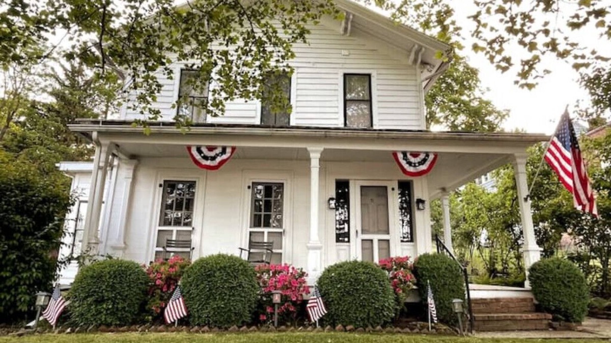 Tunkhannock House | Downtown Historic 4 bedroom, 2 1/2 bath, 1/3 acre