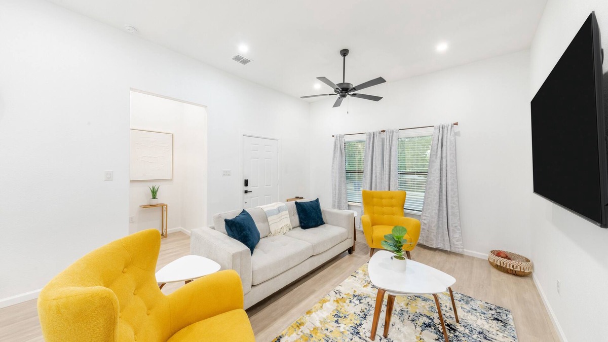 Historic Garderns House | Downtown home with private parking