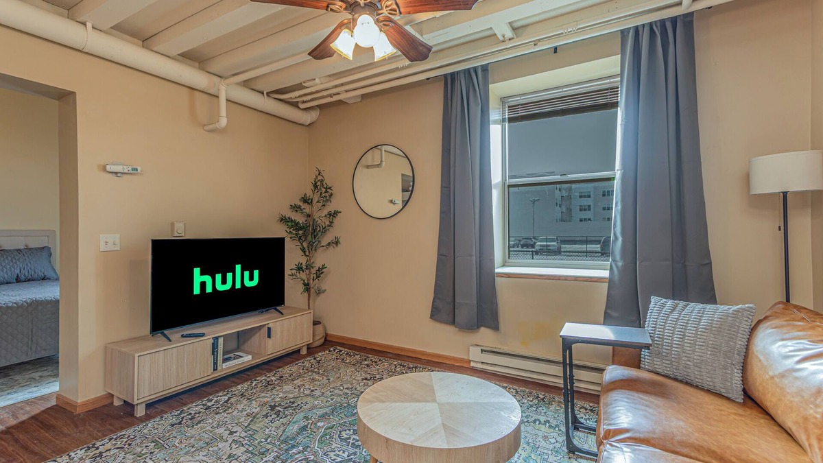 Fargo Apartment | Downtown I Keyless Entry I Smart TV I Free Parking I King Bed