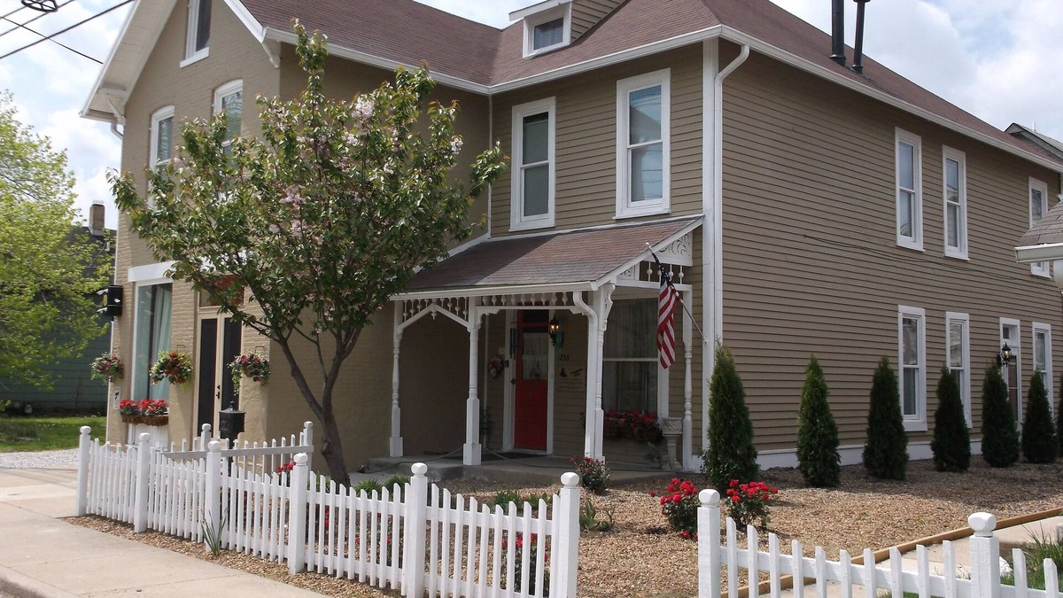 Lockerbie Square House | DOWNTOWN INDY HOME IN HISTORIC LOCKERBIE SQUARE - 7 BLOCKS FROM CITY CENTER!