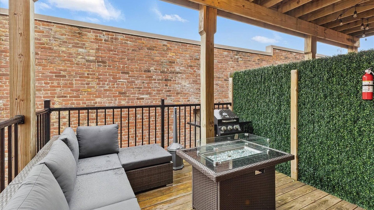 Lockerbie Square Apartment | Downtown Indy with Fire Pit and Free Parking