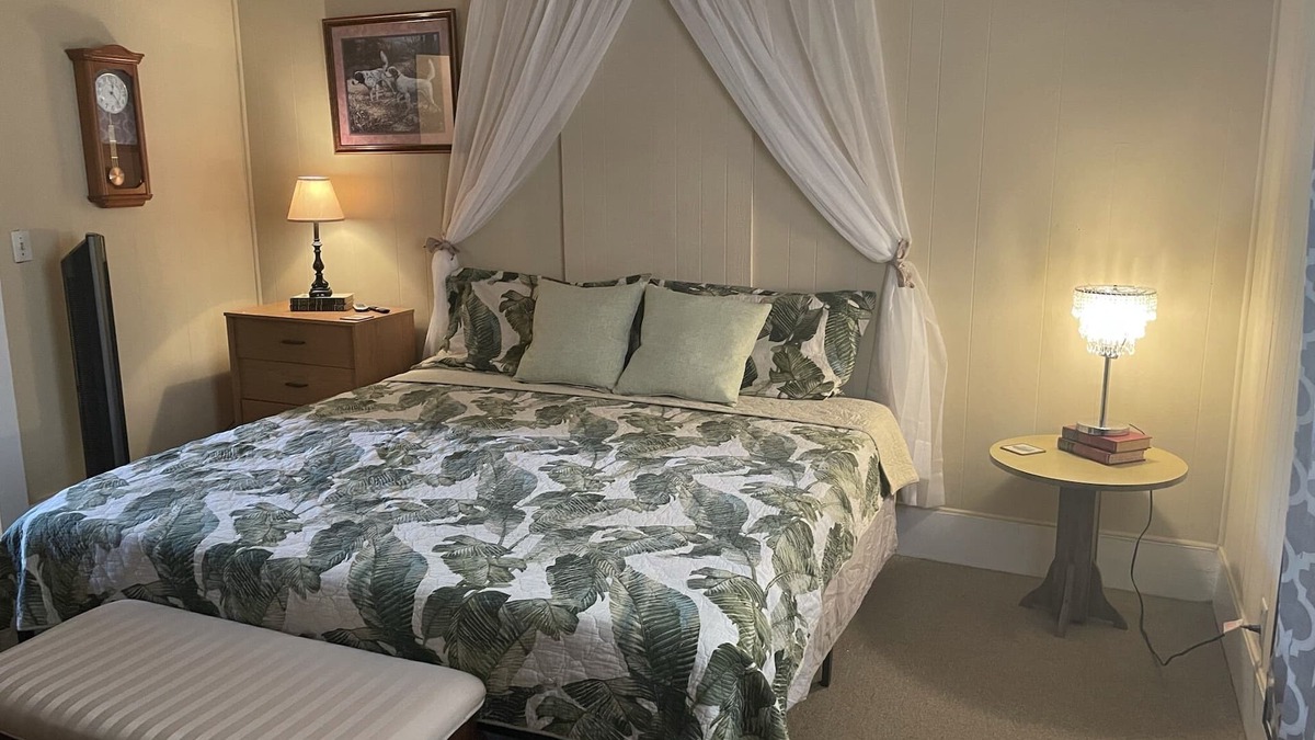 Inverness House | Downtown Inverness historic home, hot tub & pet friendly