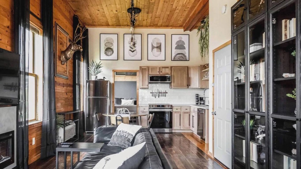 Isle Apartment | Downtown Isle; one block to Lake Mille Lacs beach!