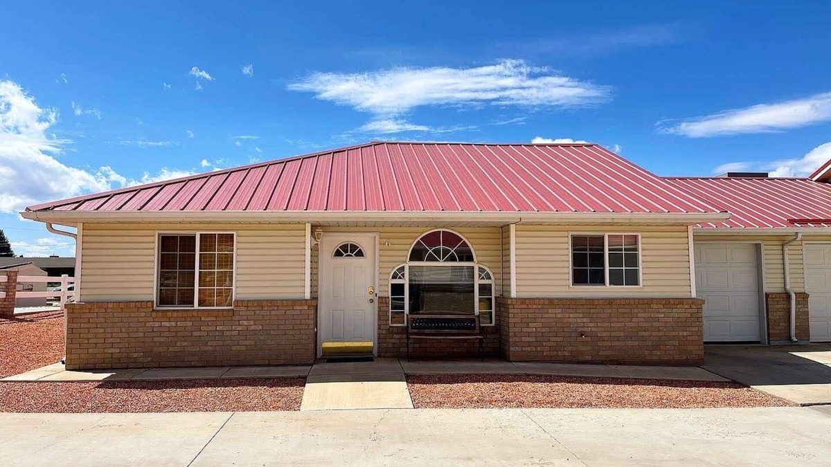 Kanab House | Downtown Kanab Family Townhome, Dew Drop Inn, Near Zion National Park and Bryce