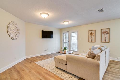 Clear Lake Shores Apartment | Downtown Kemah Rental about 3 Blocks to Boardwalk!