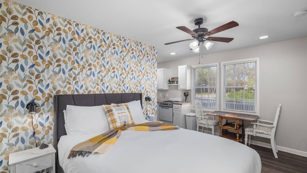 Kimmswick Condo | Downtown Kimmswick~ Studio~ Newly Renovated