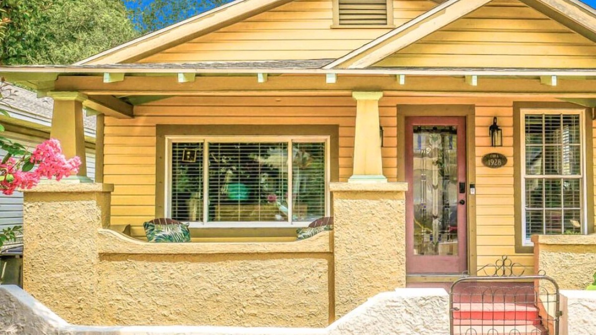 Old East Hill House | Downtown, King,1-3 adults, EZ to beaches, parking