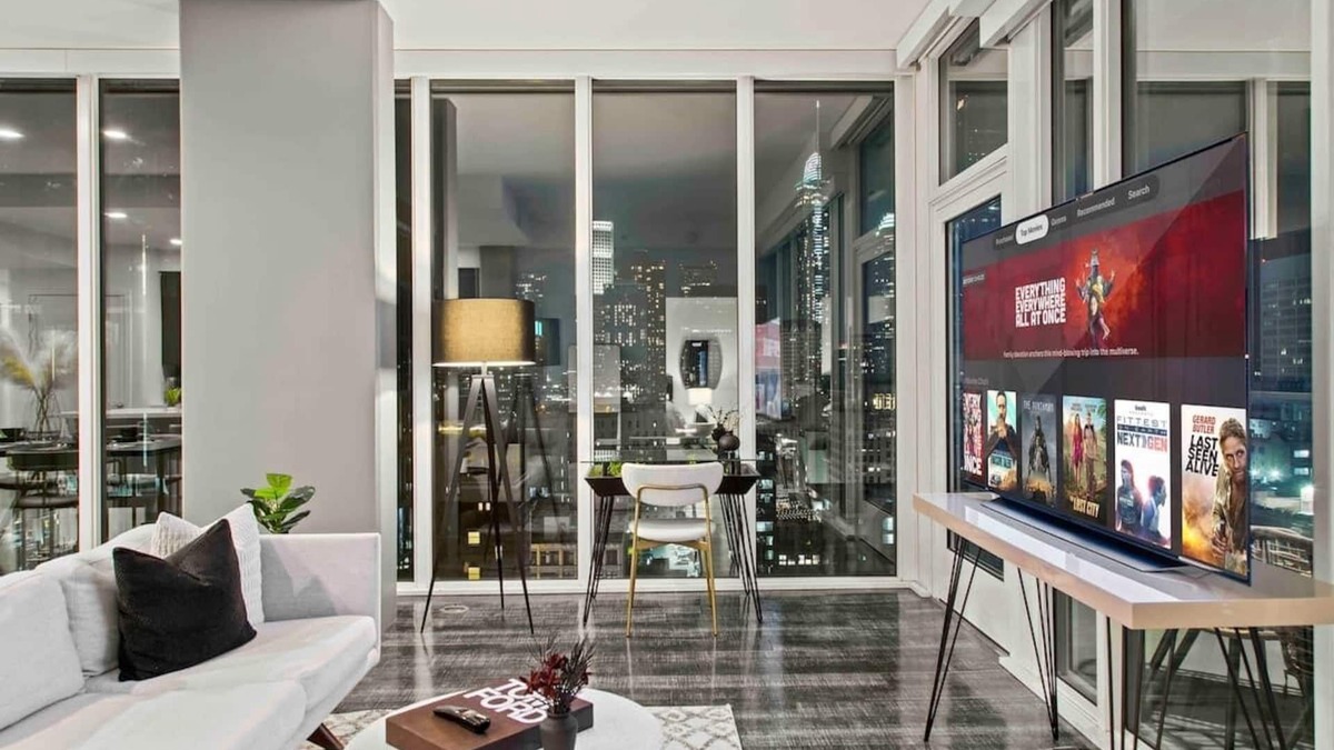 Vernon Apartment | Downtown LA - City View High-Rise