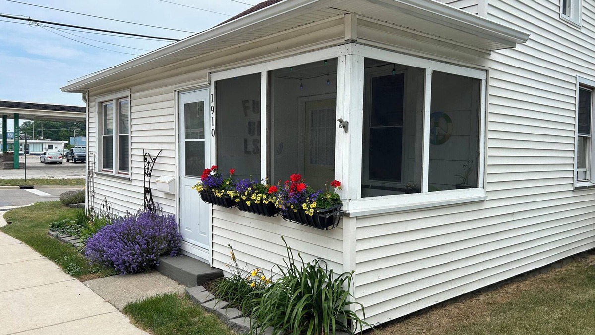 Lakeside House | Downtown Lakeside in Muskegon-by local businesses,10 min to beach, Htub seasonal