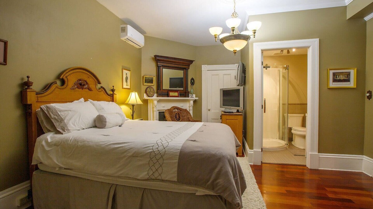 Queens Apartment | Downtown Liverpool elegant suite, antiques, wood floors, in historic Queen Anne