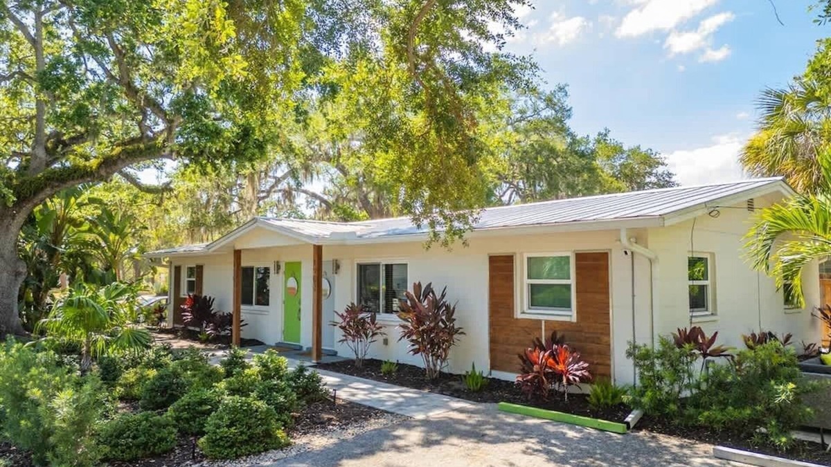 Gillespie Park House | Downtown Living, Steps to Parks, Newly Furnished