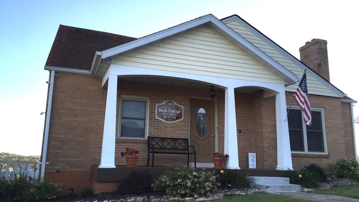 Hermann House | Downtown Location, Door to Door Private Shuttle, Great View, & Free Breakfasts
