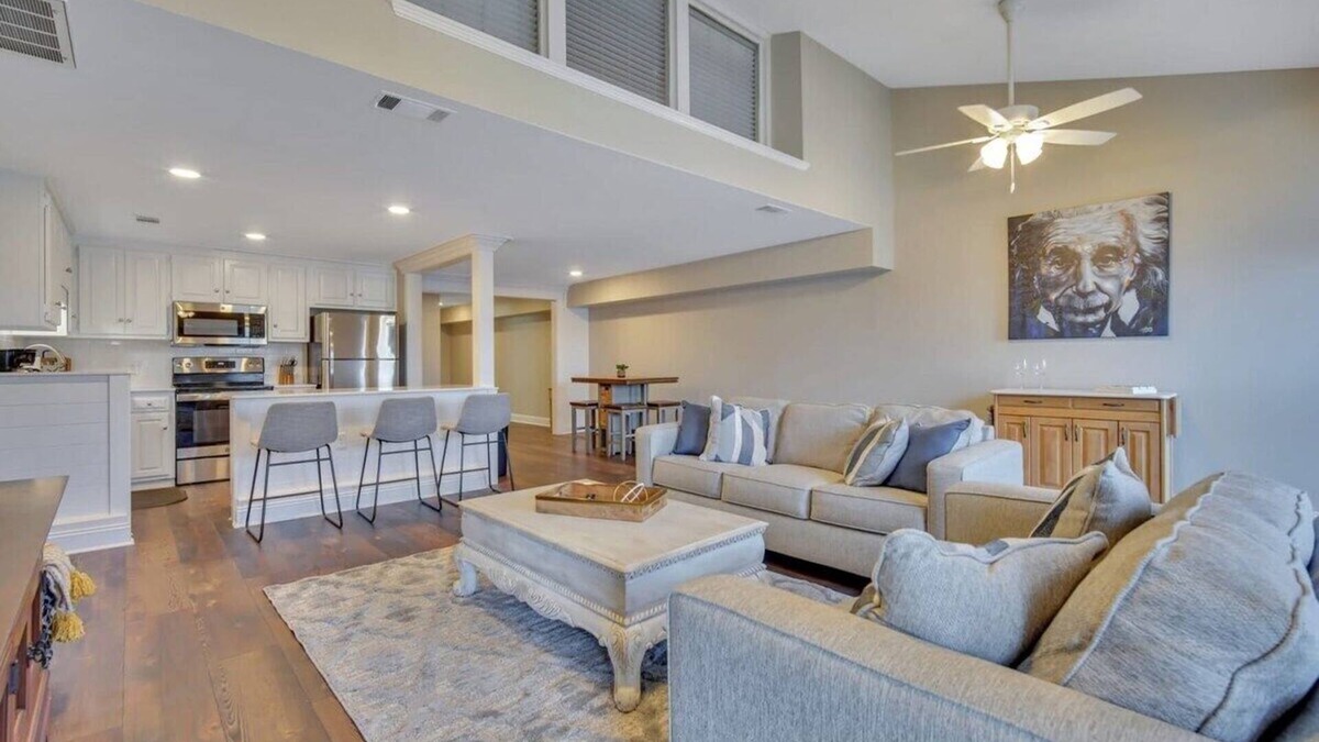Statesboro Apartment | Downtown Loft - Above Bull & Barrel & Close to Georgia Southern!