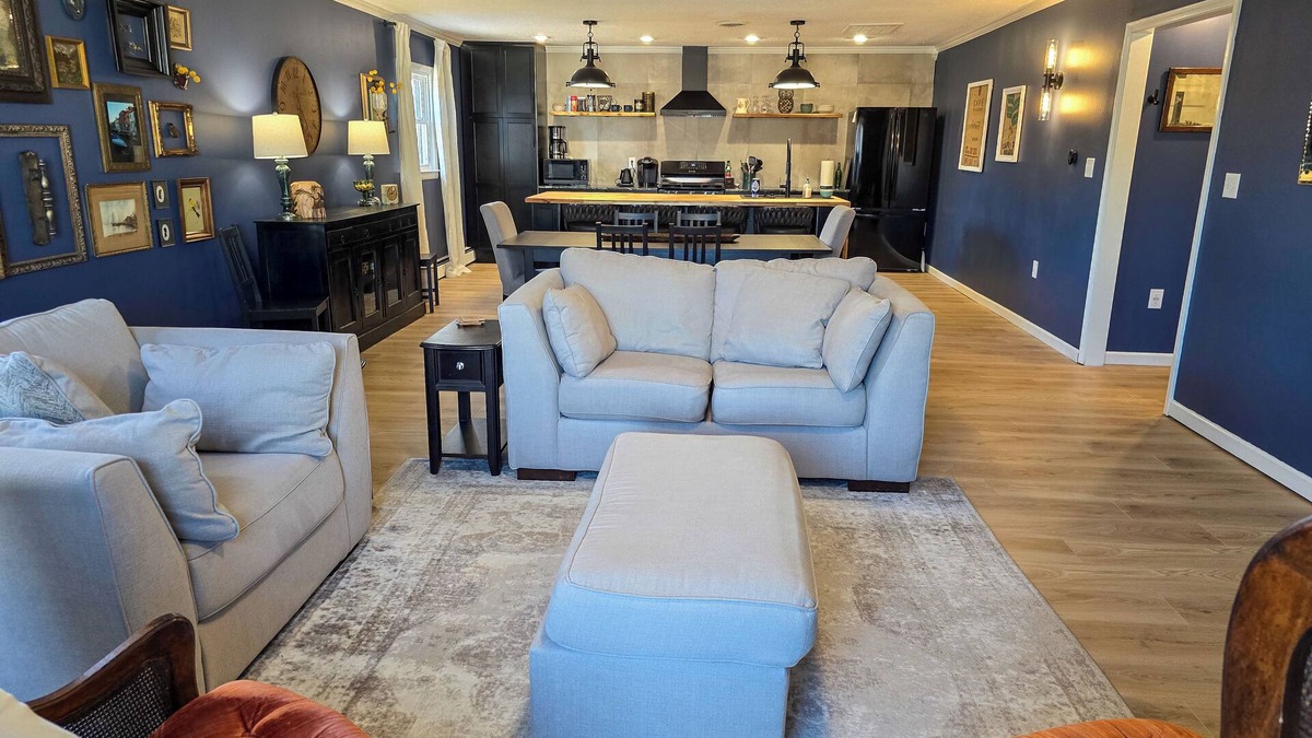 Carterville Apartment | Downtown Loft with full kitchen and laundry room, perfect for long stays