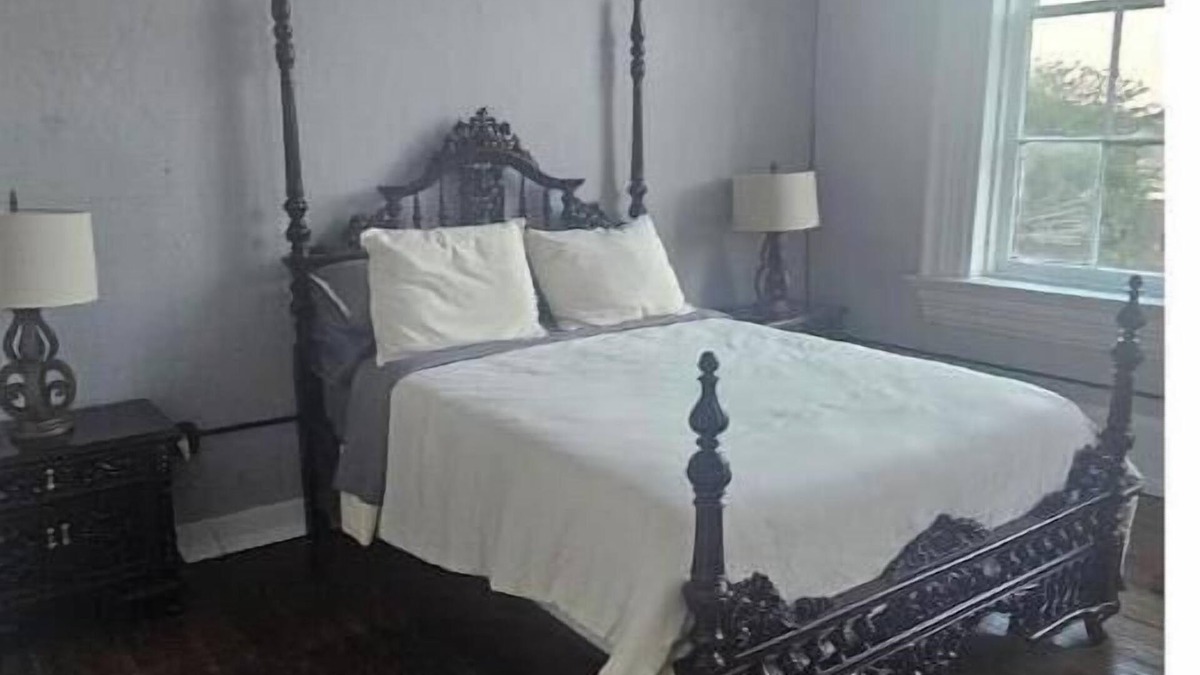 Delaware Apartment | Downtown Luxurious