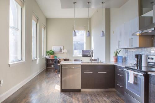 East Town Apartment | Downtown Luxury 1BR Loft