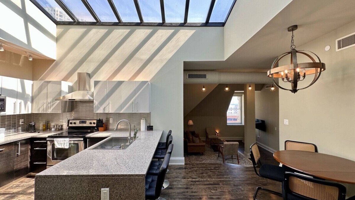 East Town Apartment | Downtown Luxury 2BR Penthouse Apt