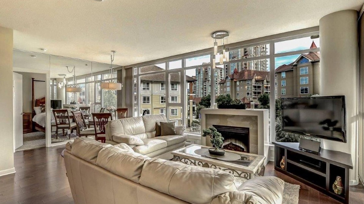 North End Condo | Downtown Luxury Accommodations steps to the Pool and Beach . Heart of Kelowna