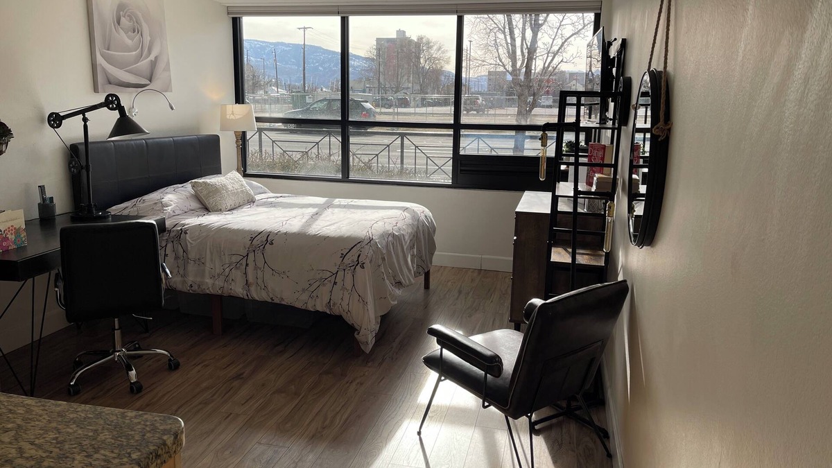 Downtown Reno Condo | Downtown Luxury Studio: Top Amenities – Gym, Parking, Pool, Hot Tub, Safety!