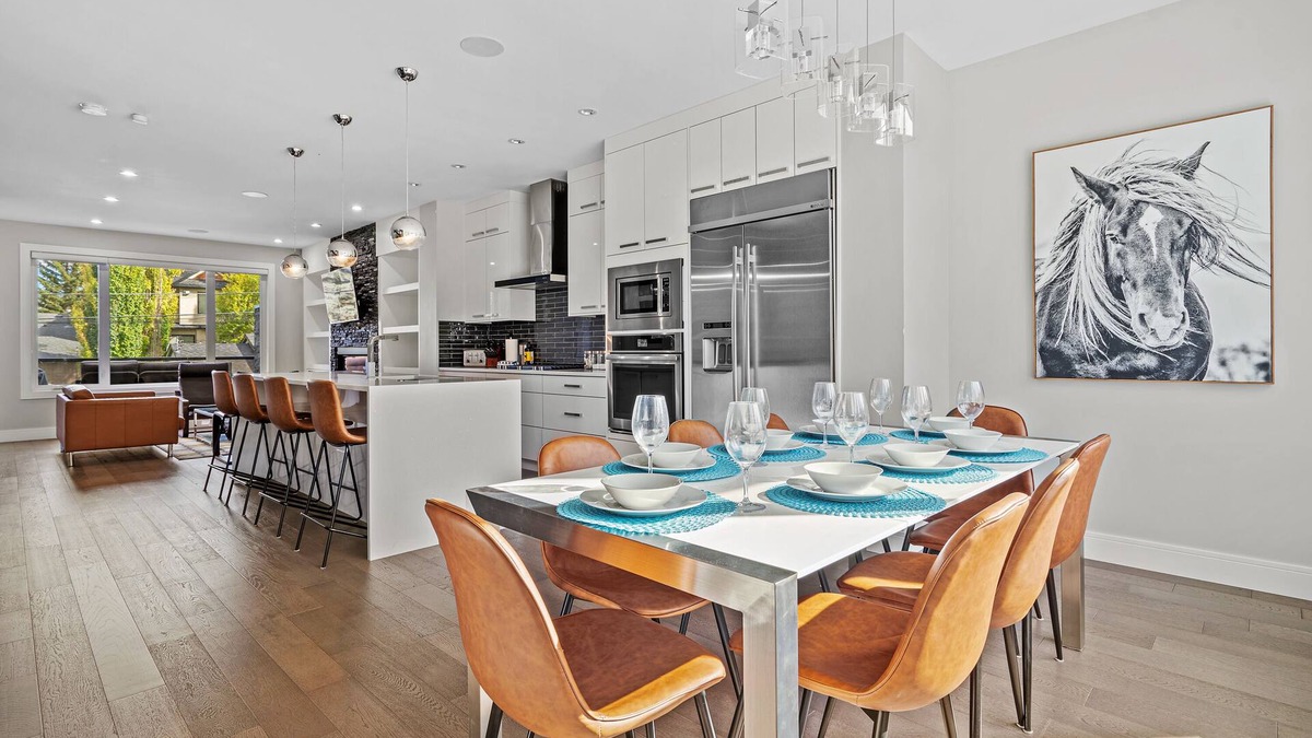 Parkhill-Stanley Park House | Downtown Luxury with Amazing Kitchen & jetted tub!