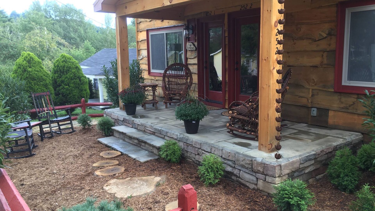 Blowing Rock Cabin | Downtown Main Street “STICKS" FENCED YARD
