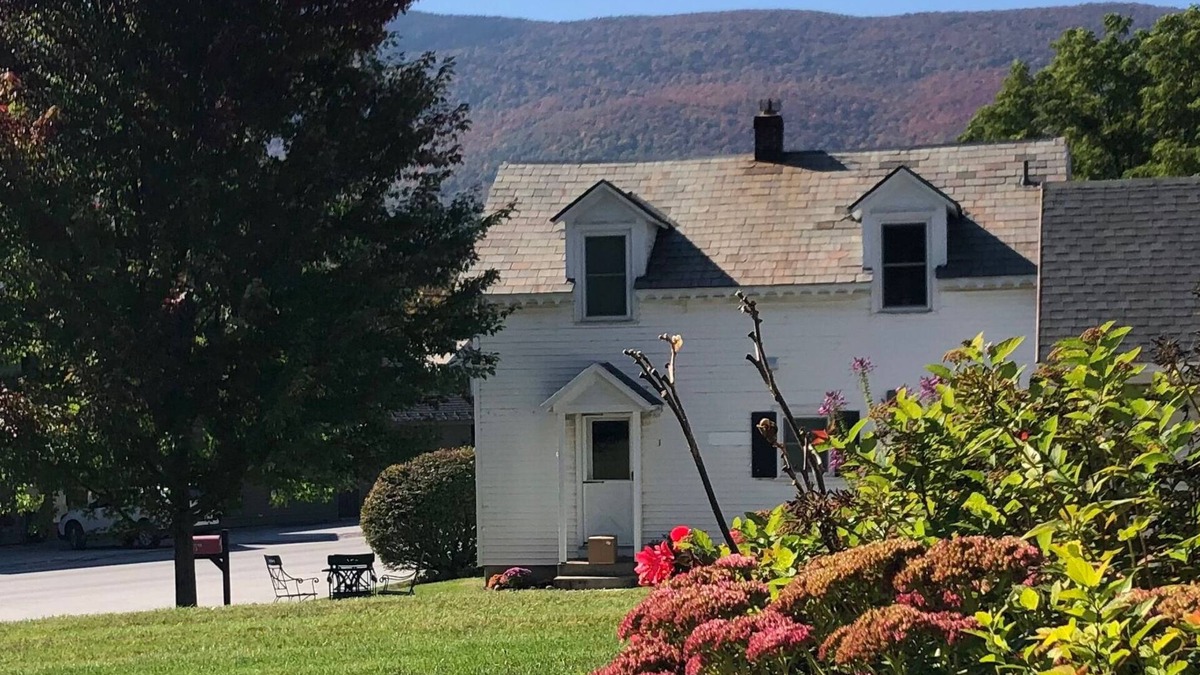 Manchester Center House | Downtown Manchester Center. SKI Bromley in 12 min, Stratton Mountain in 25 min.