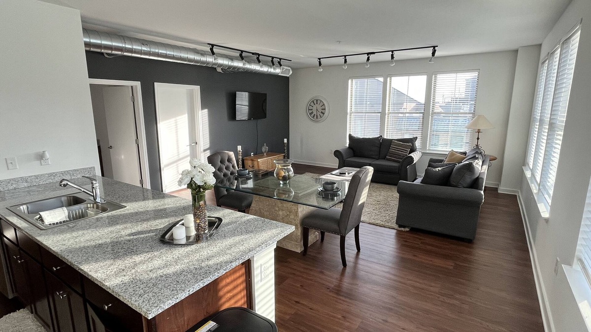 Downtown Memphis Apartment | Downtown Memphis Loft! Walking distance from Beale street! Garage parking!
