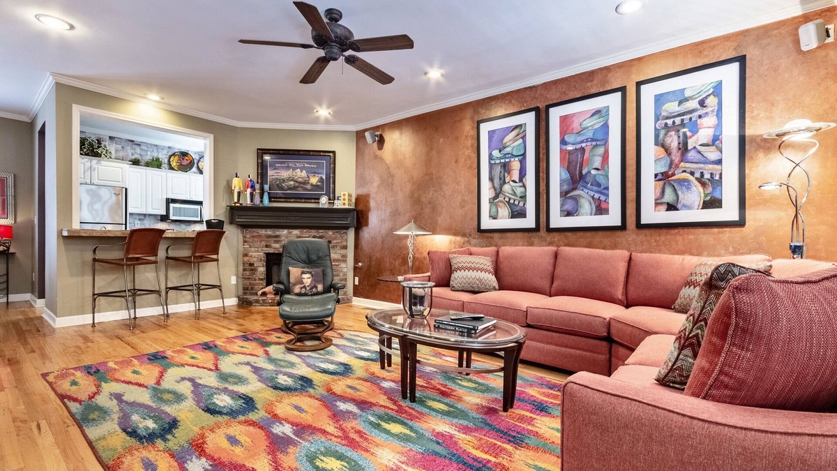 South Main Historic District House | Downtown Memphis Private Garage & Roof Top Patio Walk 2 blocks to Beale Street