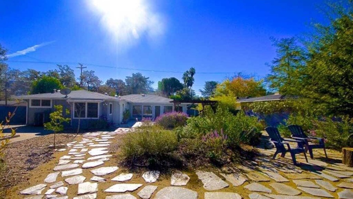 Ojai House | Downtown Mid-Century Modern w/Bocce, Views and Hot Tub and gardens ,