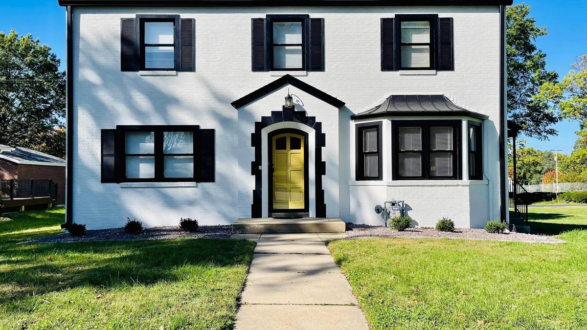 Edwardsville House | Downtown Midcentury Home- Walk to Everything!
