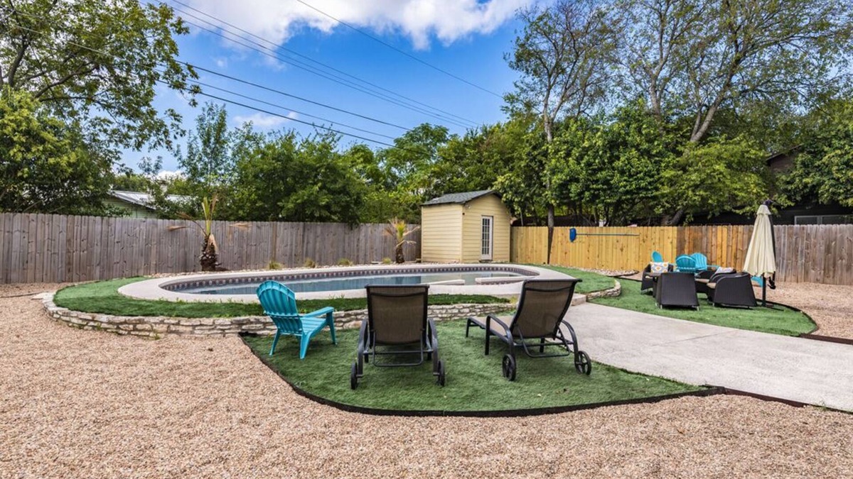 Highland House | Downtown⛪Mini Golf⛳HEATED Pool🚣♀️Spa🍖BBQ👩👩👧👧4BR🌝9Beds🏓Pong