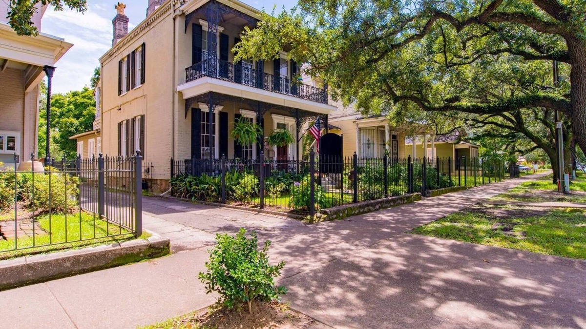 Washington Square House | Downtown Mobile Mardi Gras Manor & Guest Suite