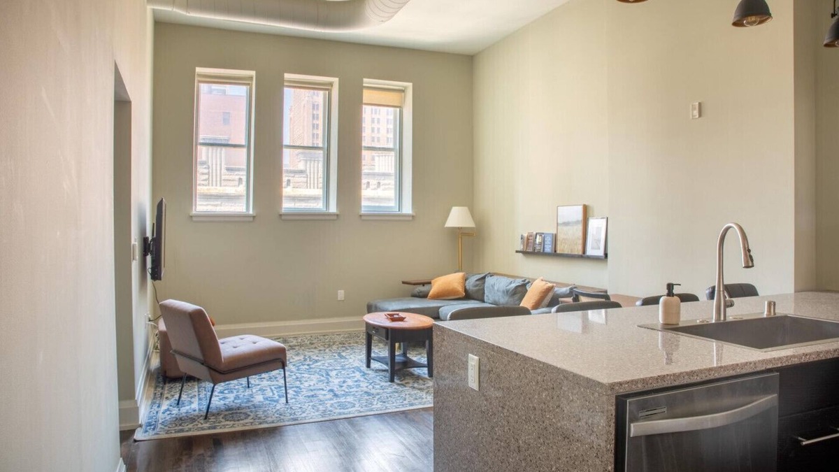 East Town Apartment | Downtown Modern 2BR Loft
